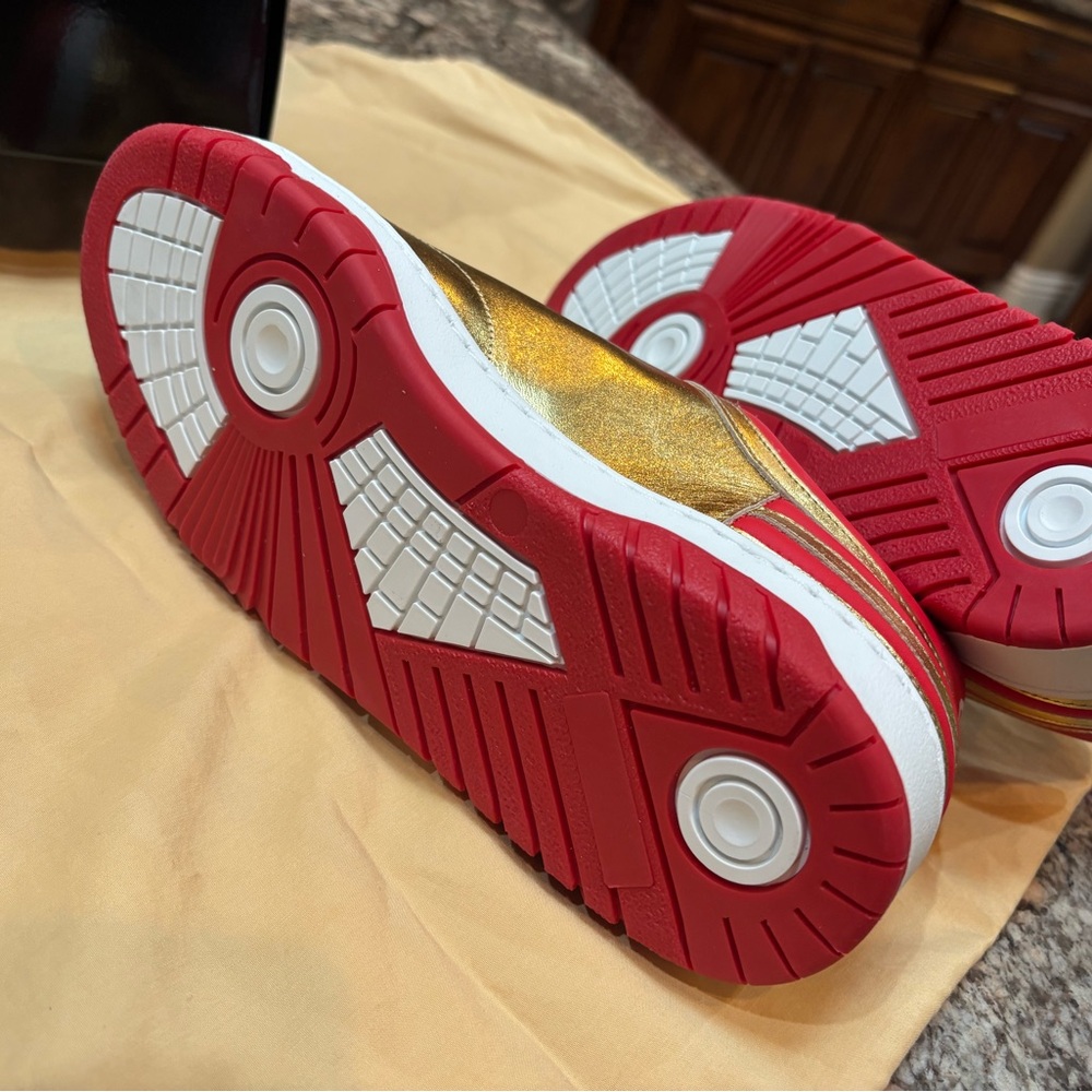 Real, authentic and unworn gold Trump sneakers. Soft, tough and beautiful! - Picture 3 of 5